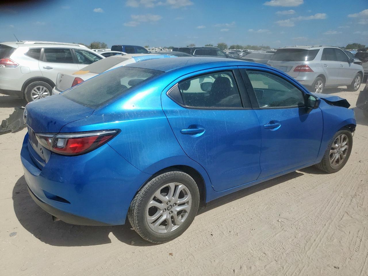 2017 Toyota Yaris Ia - Фото 3