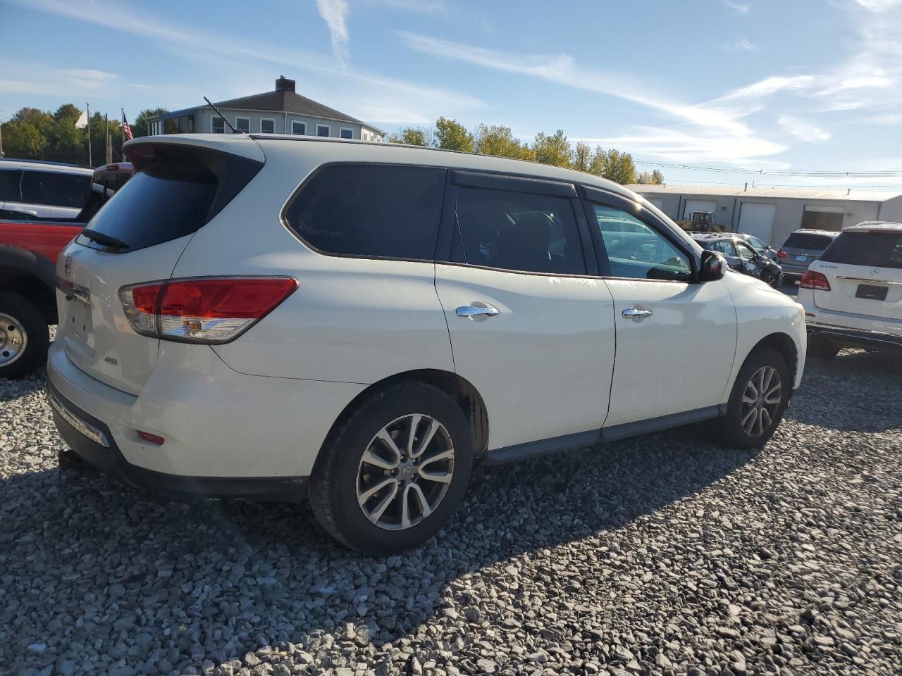 2013 Nissan Pathfinder S - Image 3