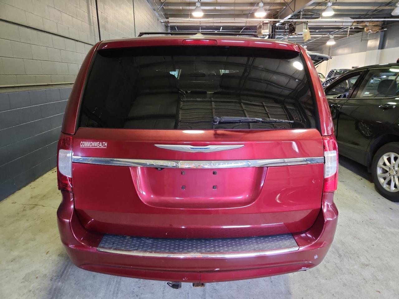 2013 Chrysler Town & Country Touring - Фото 6