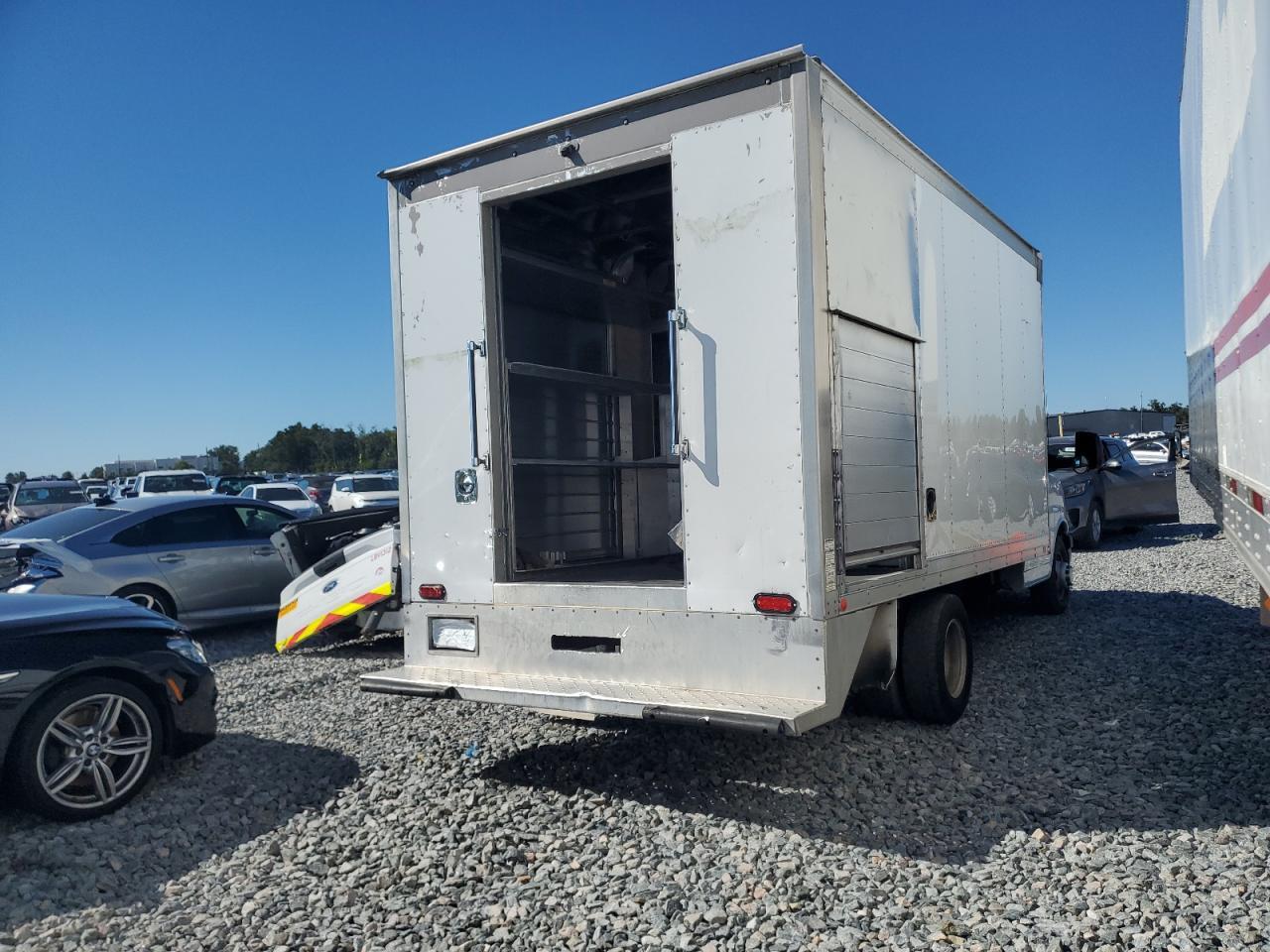 2016 Chevrolet Express G4500 - Фото 3