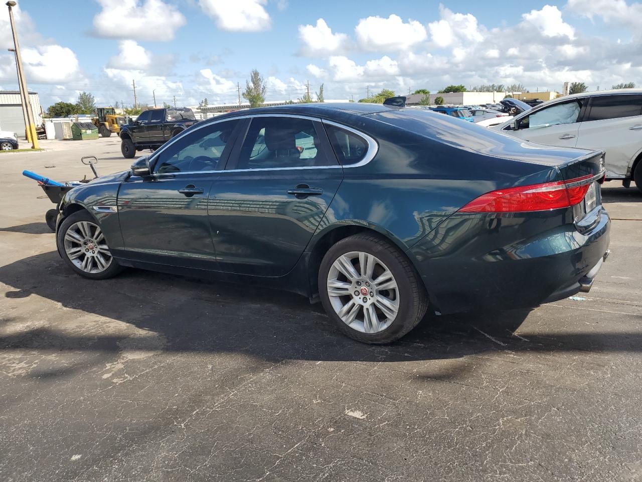 2017 Jaguar Xf Premium - Фото 2