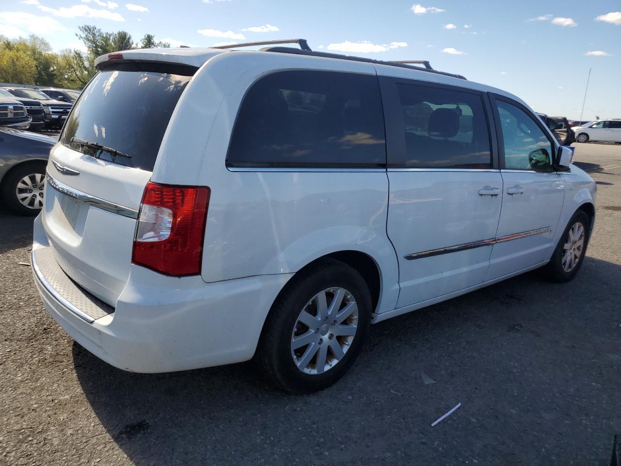 2016 Chrysler Town And Country Touring - Фото 3