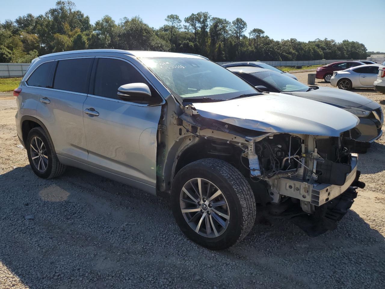 2017 Toyota Highlander Se - Фото 4