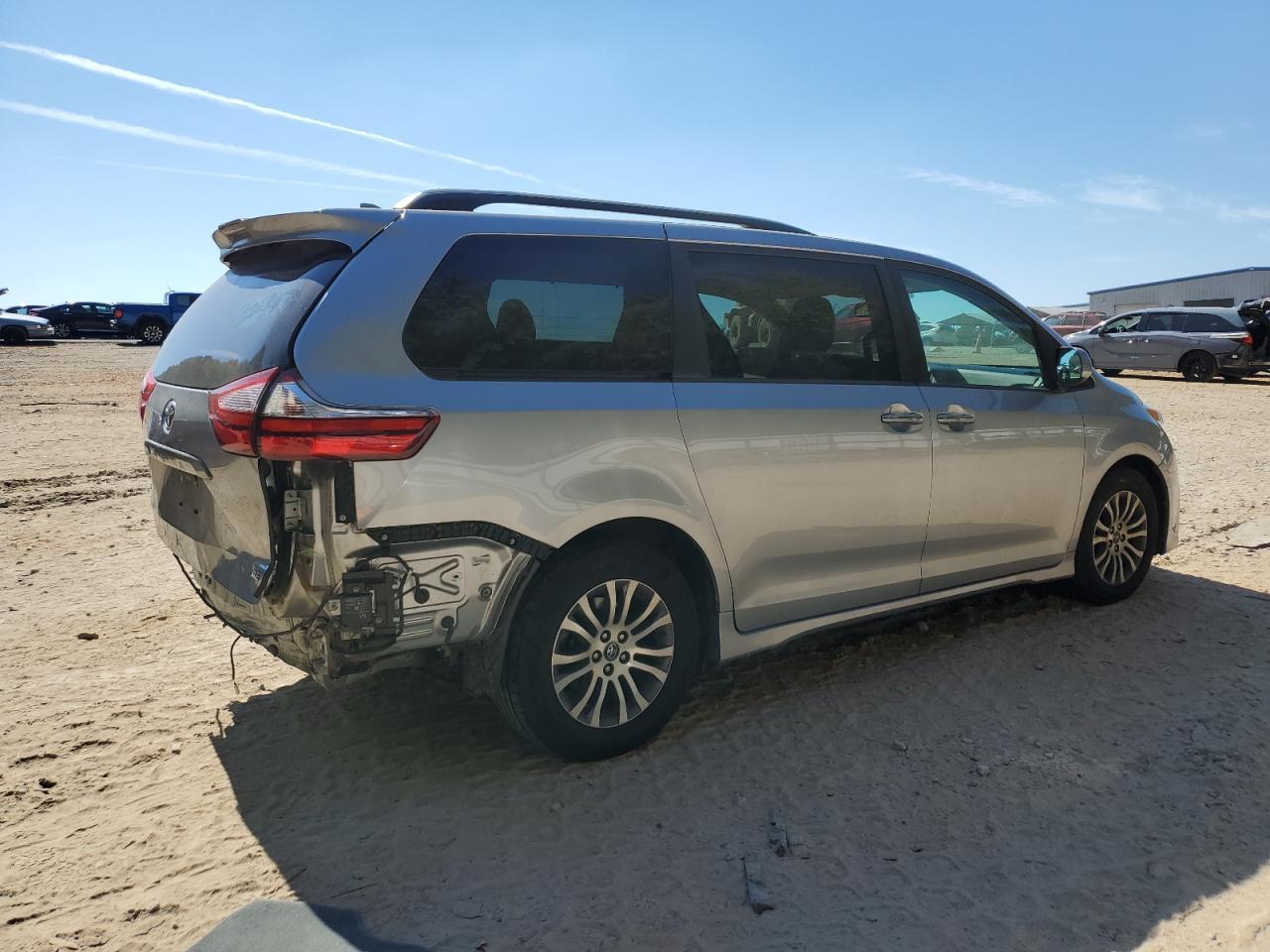 2018 Toyota Sienna Xle - Фото 3