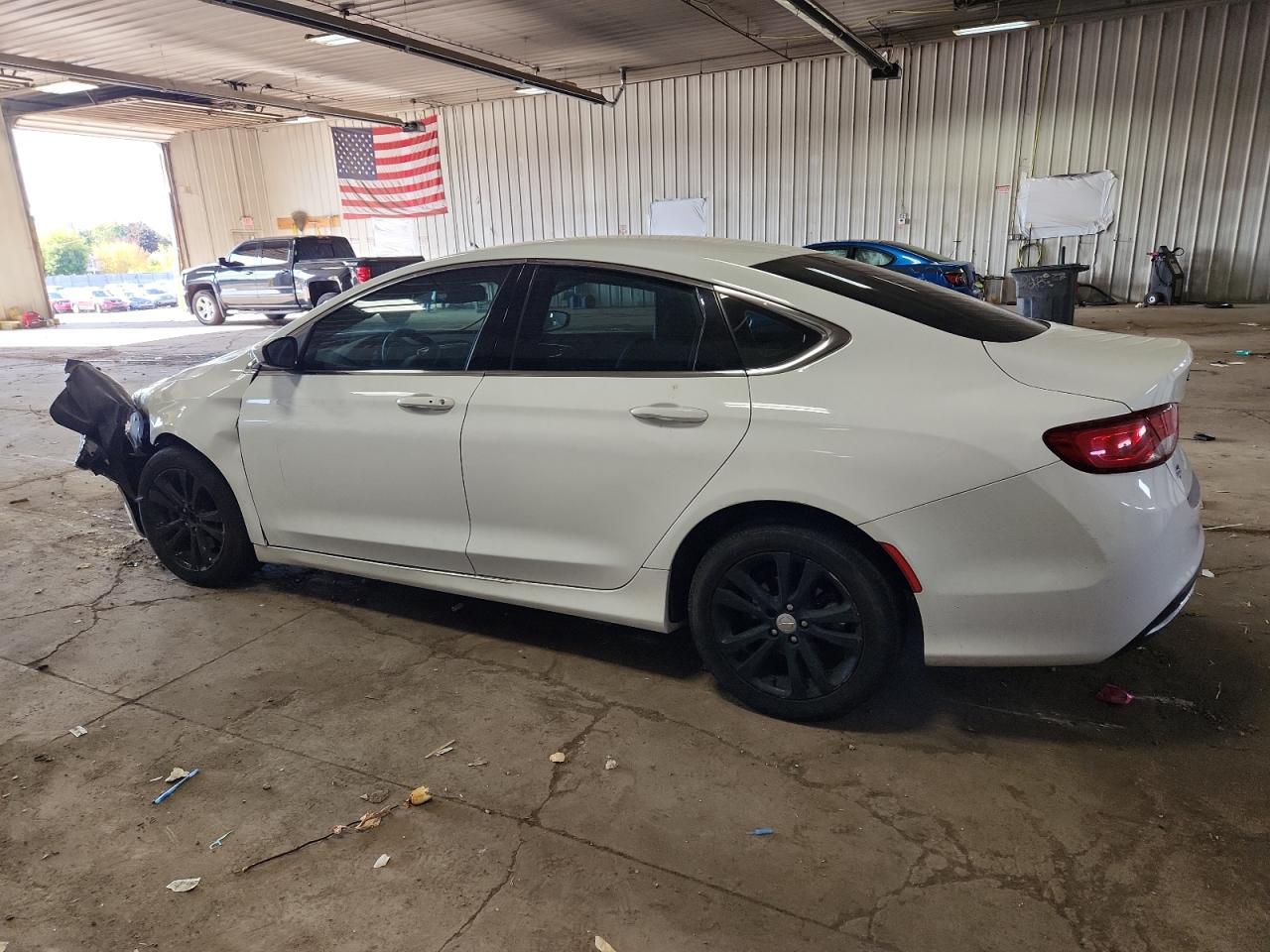 2016 Chrysler 200 Limited - Фото 2