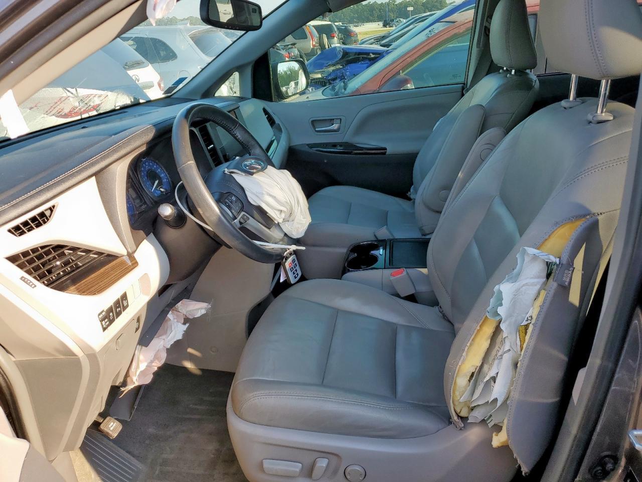 2017 Toyota Sienna Xle - Image 7