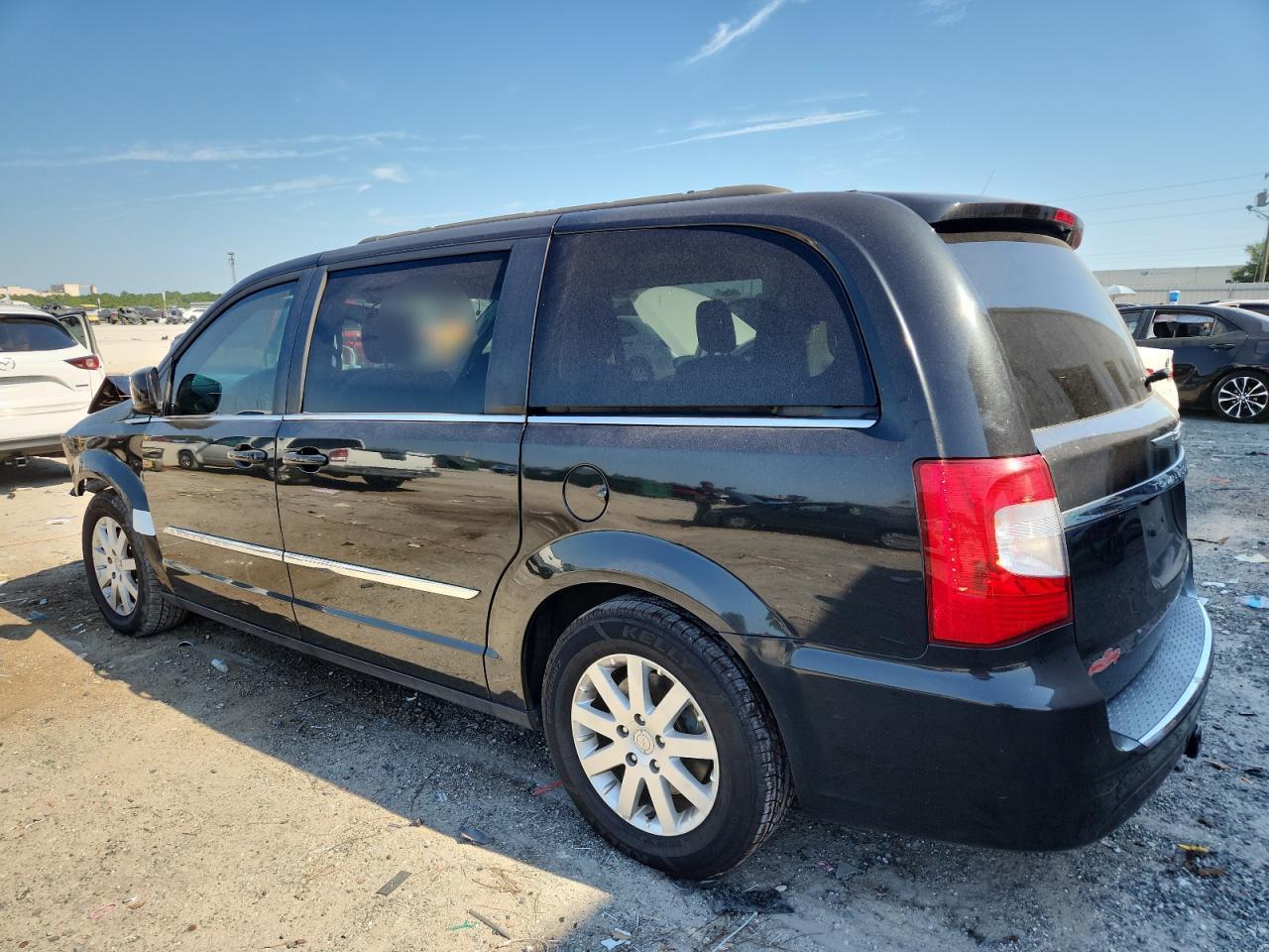 2013 Chrysler Town & Country Touring - Фото 2