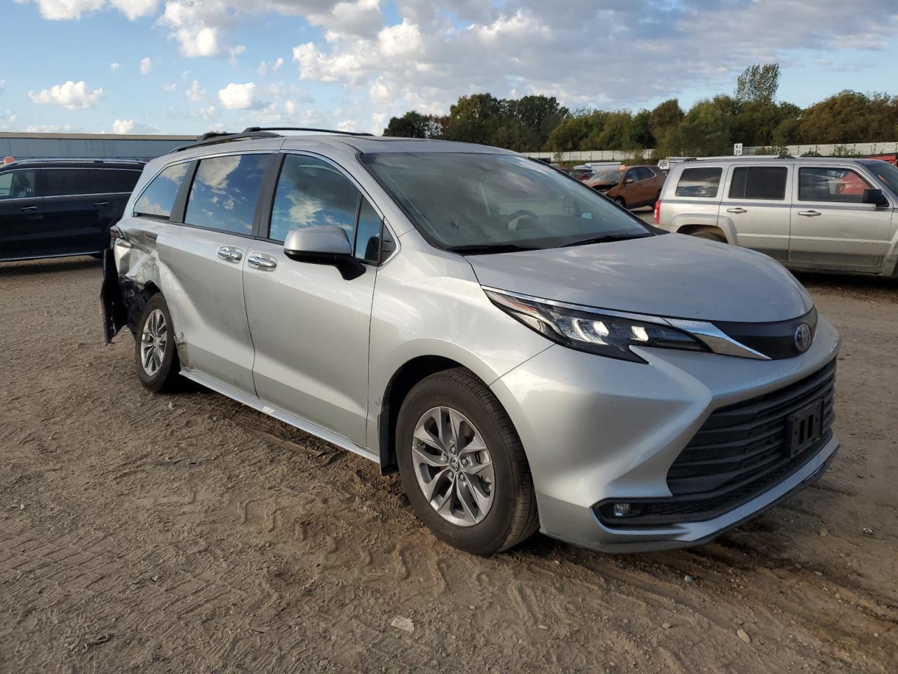 2025 Toyota Sienna Xle - Image 4