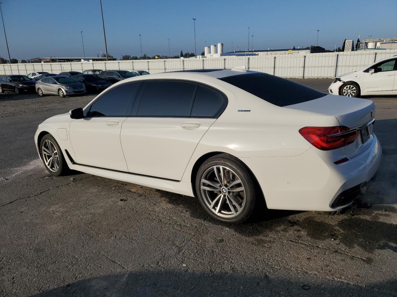 2017 BMW 740 Xe - Фото 2