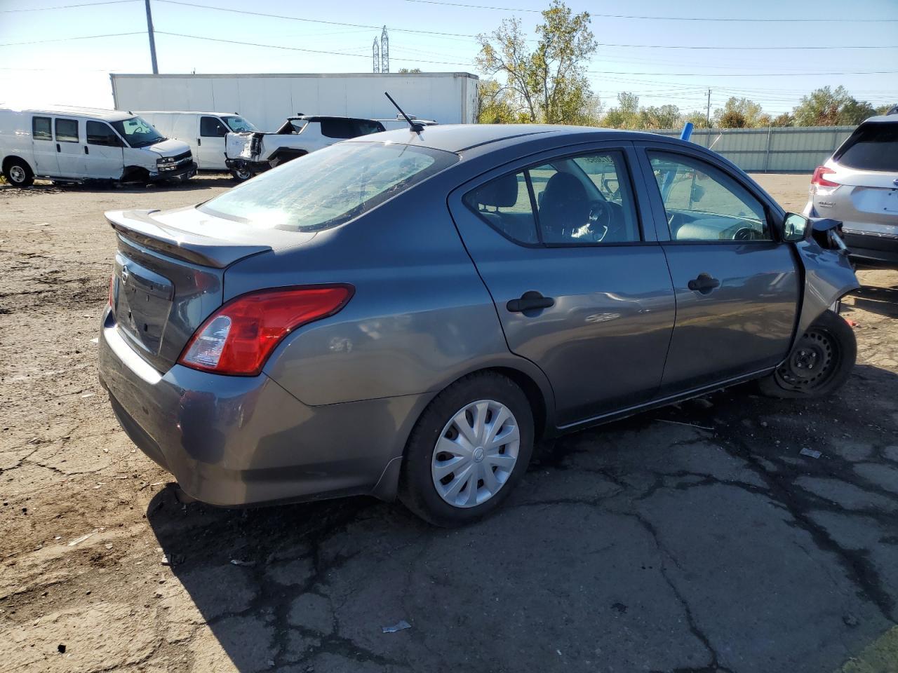 2018 Nissan Versa S - Фото 3