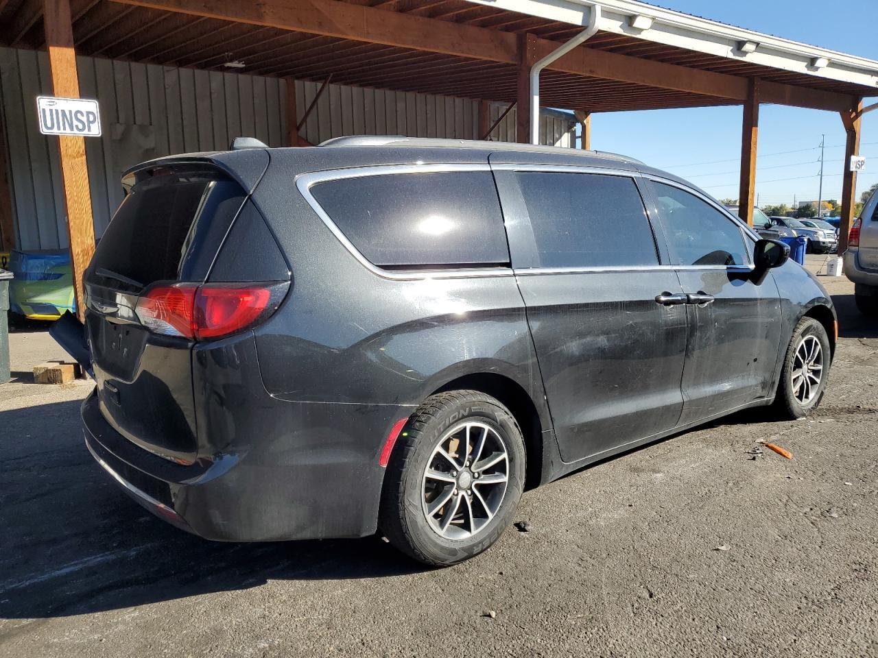 2017 Chrysler Pacifica Touring L - Image 3