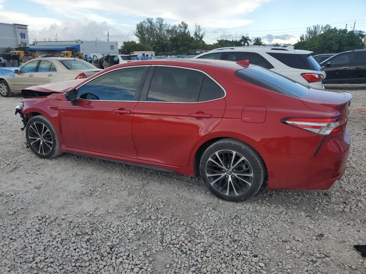 2020 Toyota Camry Se - Фото 2