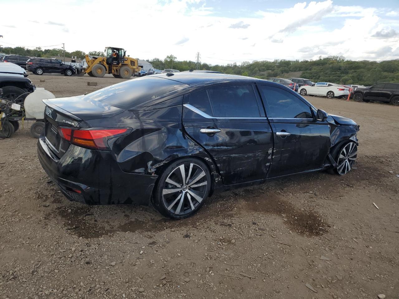 2020 Niss Altima Platinum - Image 3