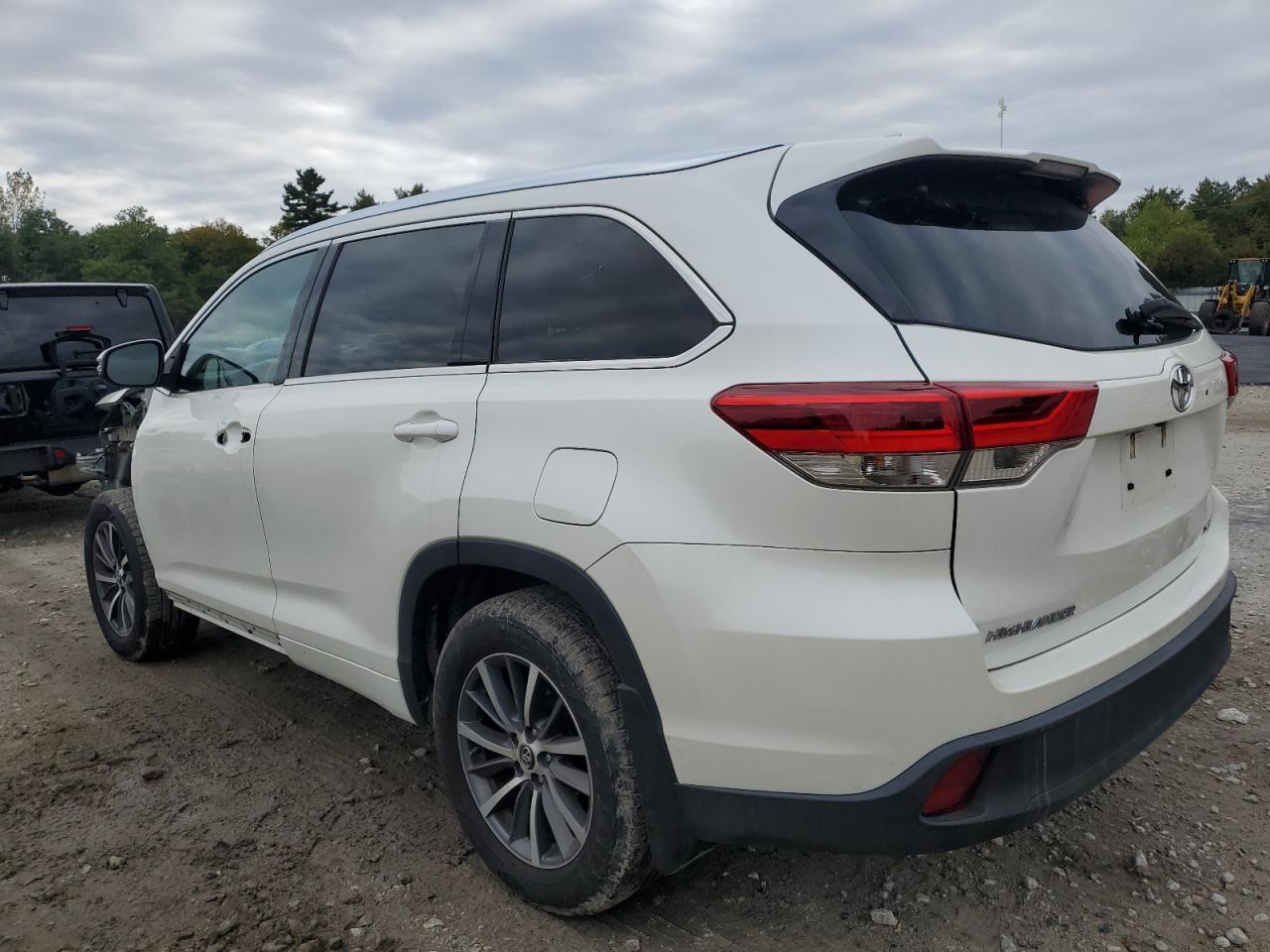 2017 Toyota Highlander Xle - Image 2