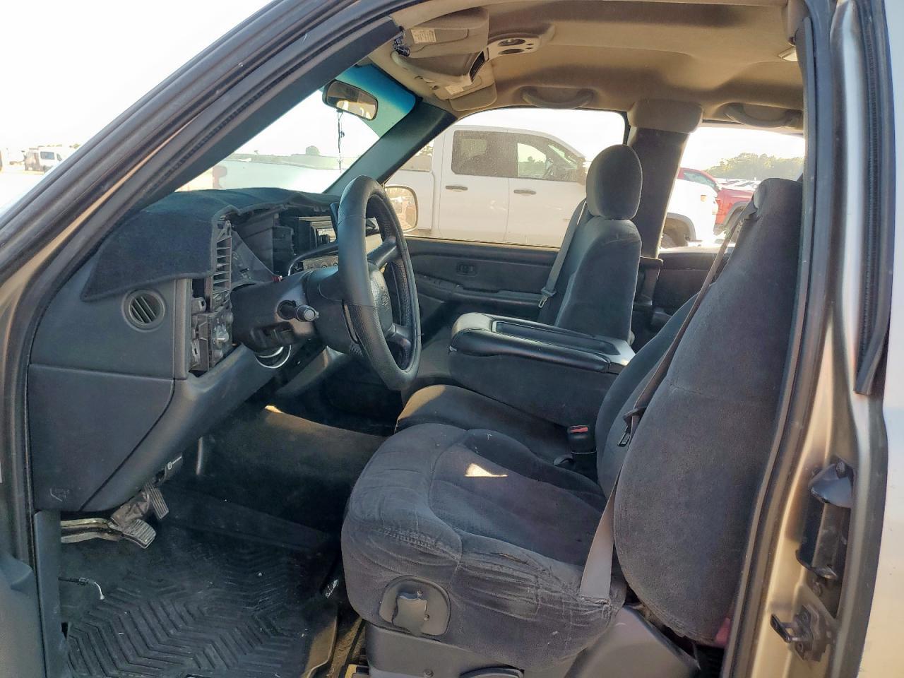 2000 Chevrolet Silverado C1500 - Image 7