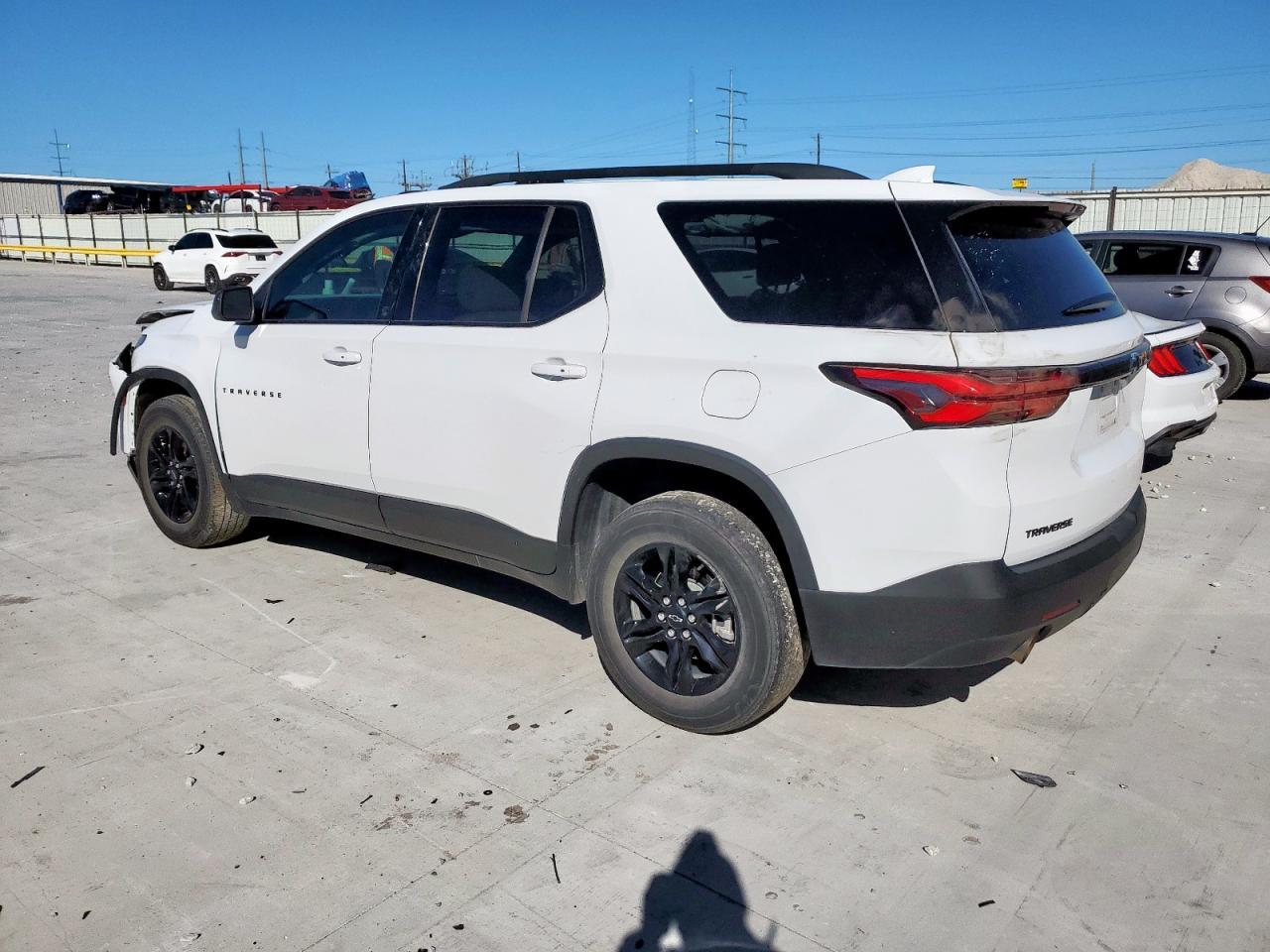 2022 Chevrolet Traverse Ls - Фото 2