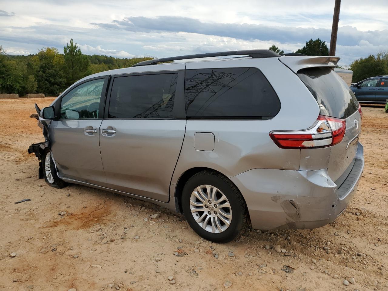 2017 Toyota Sienna Xle - Image 2