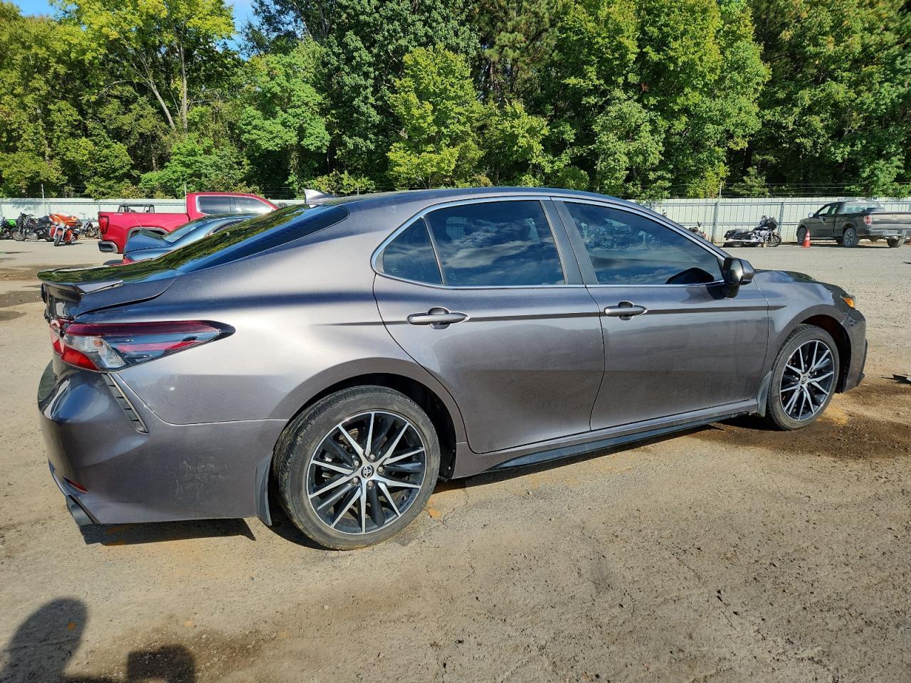 2021 Toyota Camry Se - Фото 3