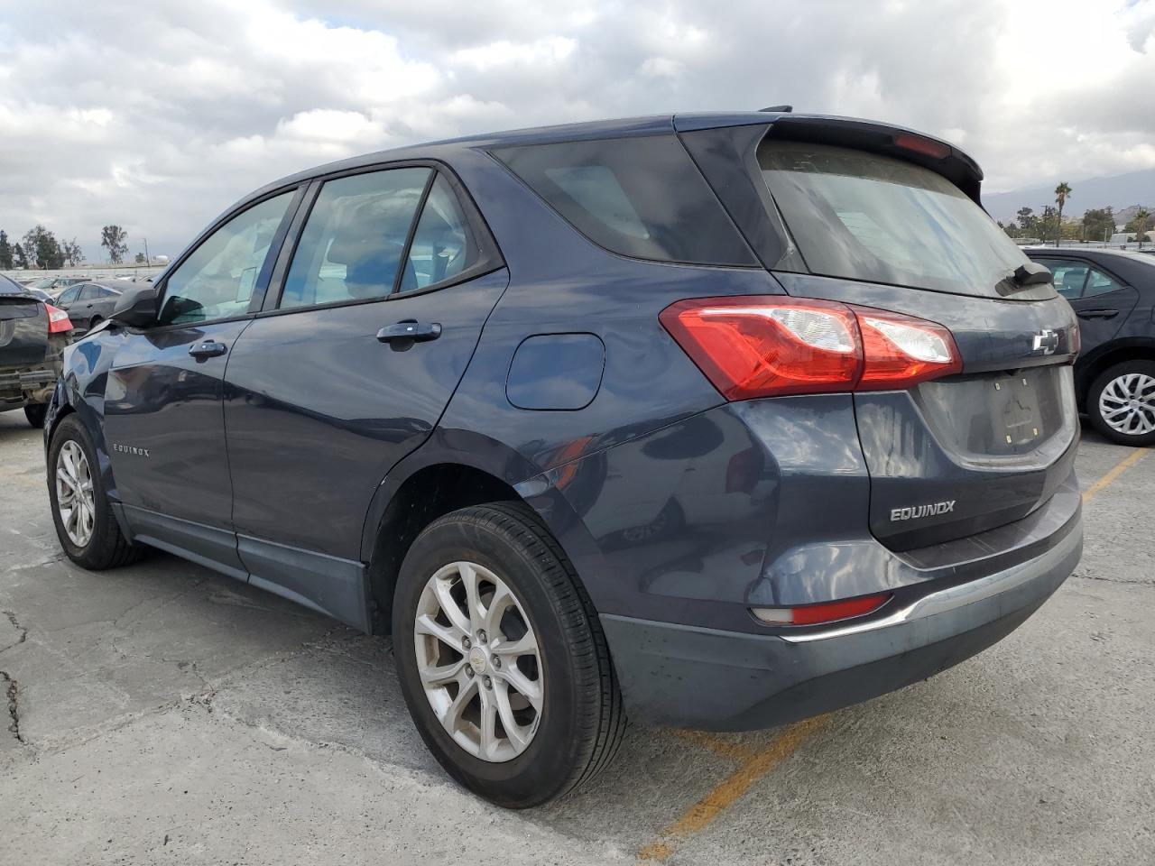 2018 Chevrolet Equinox Ls - Фото 2