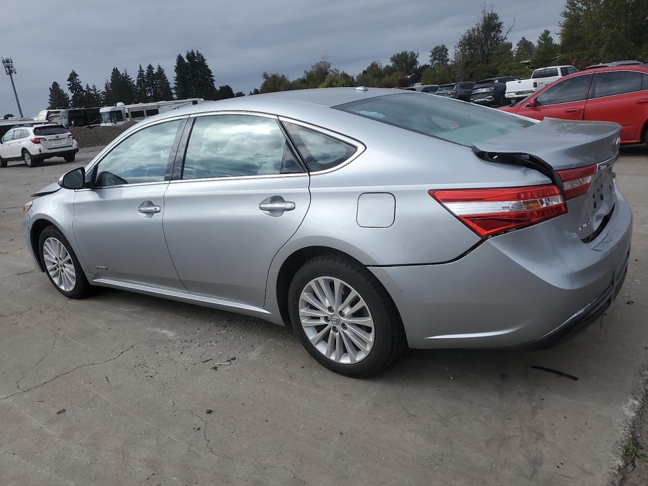 2015 Toyota Avalon Hybrid - Image 2