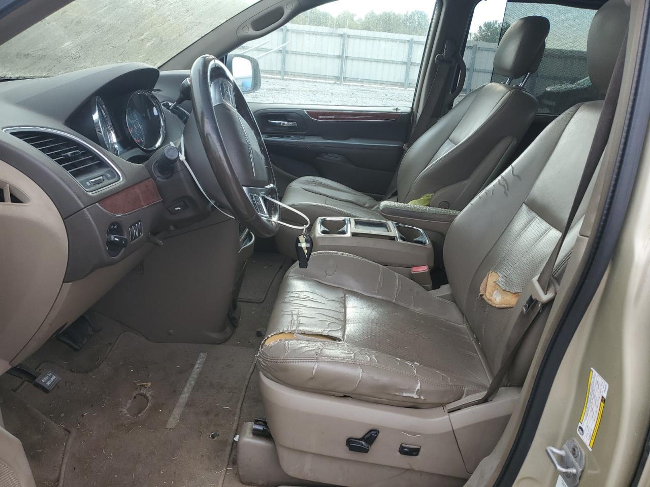2012 Chrysler Town & Country Touring L - Image 7