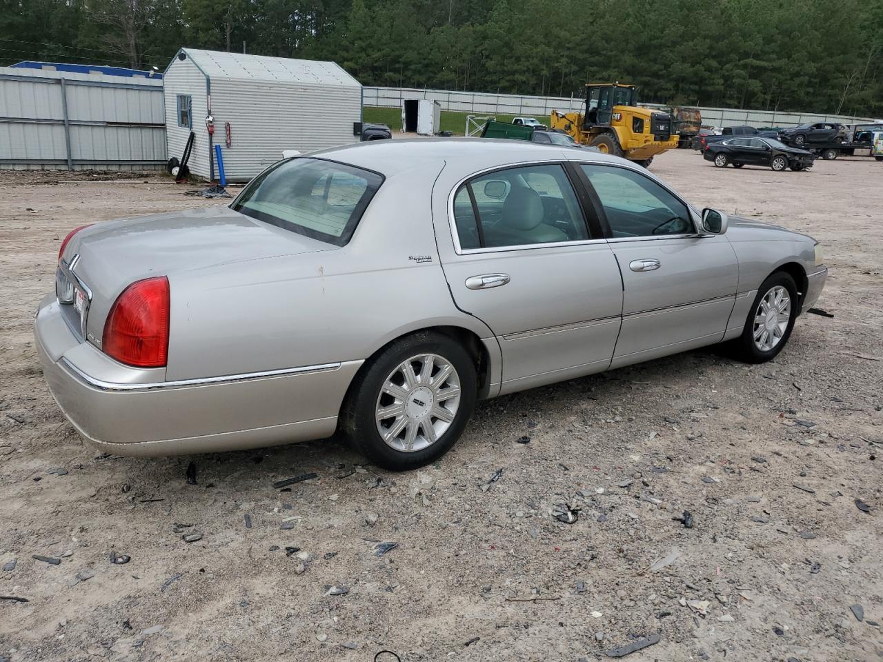 2006 Lincoln Town Car Signature Limited - Image 3