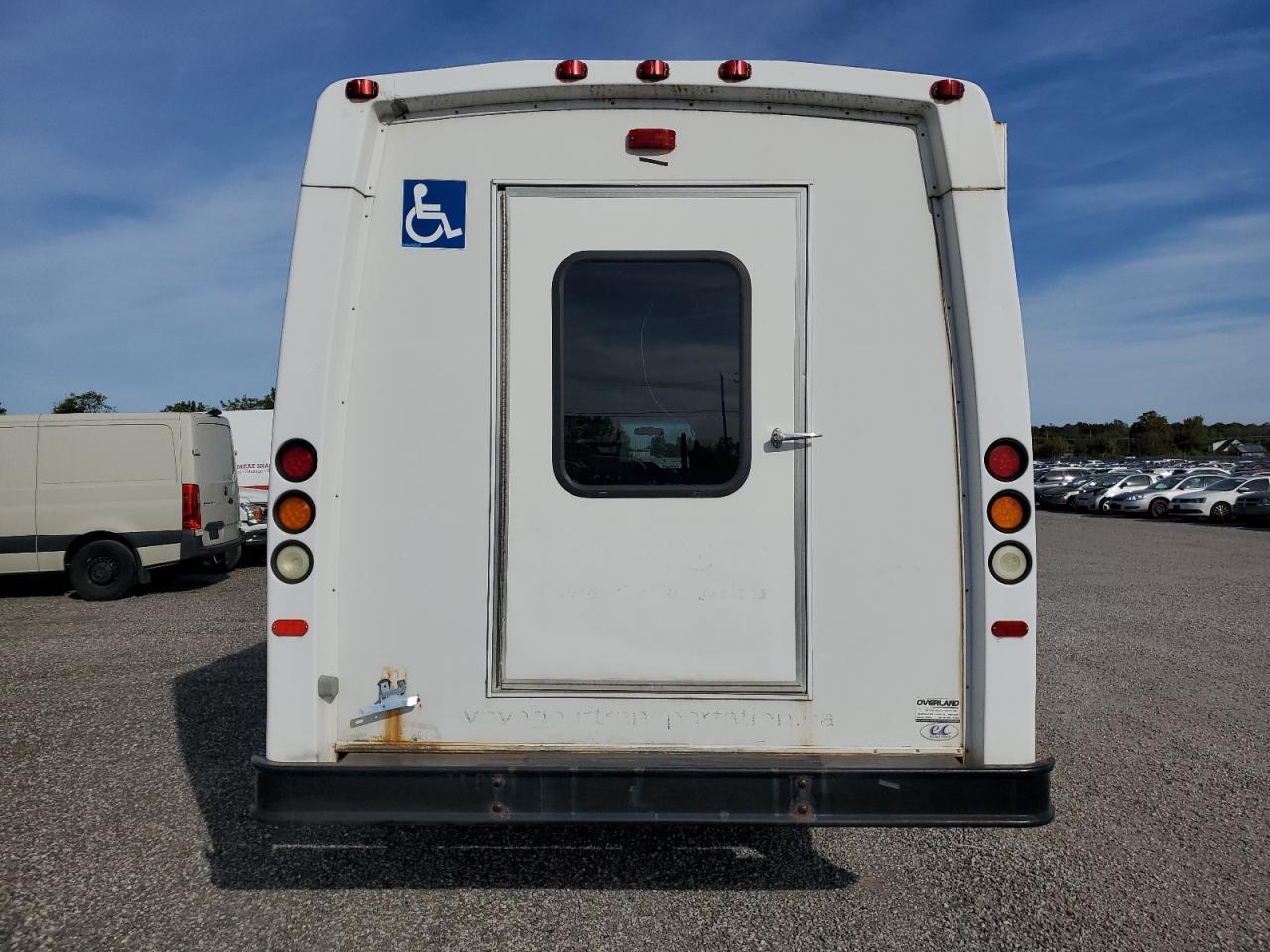 2010 Ford Econoline E350 Super Duty Cutaway Van - Фото 6