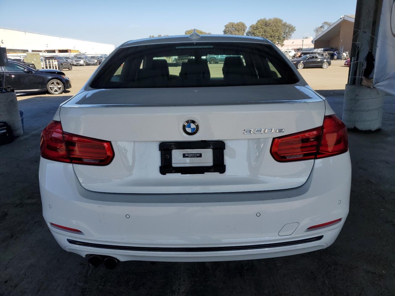 2017 BMW 330E - Фото 6