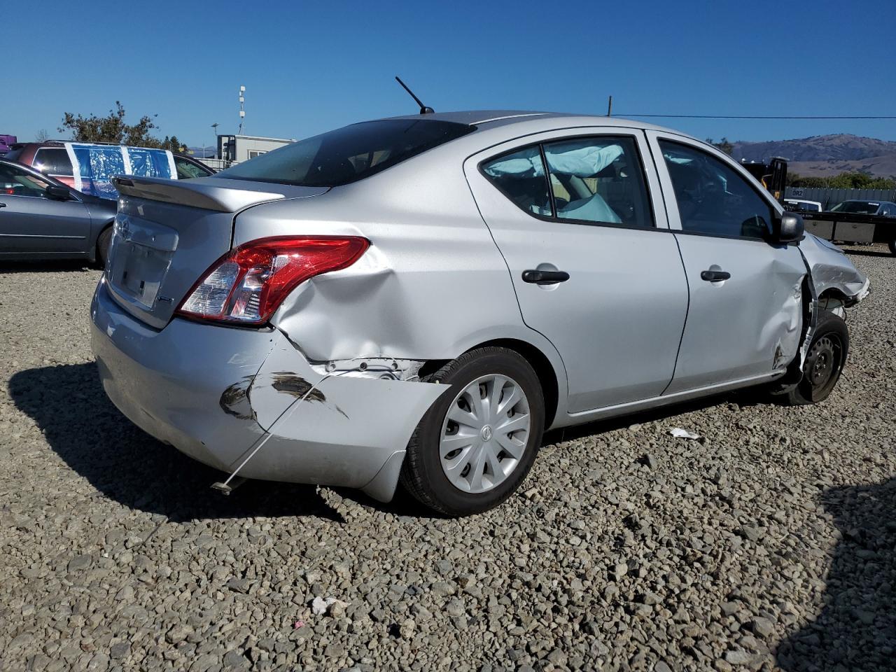 2014 Nissan Versa S - Фото 3