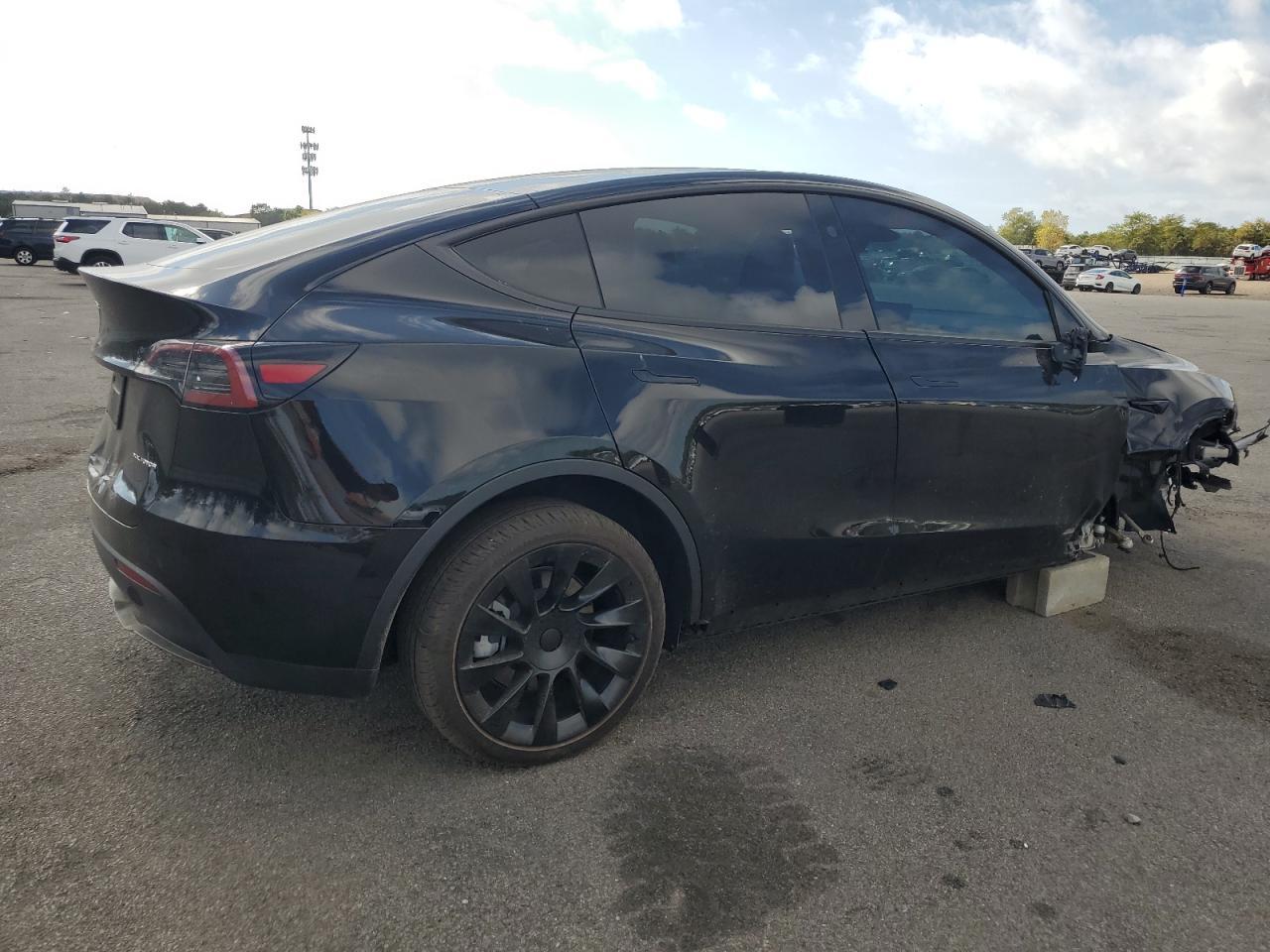 2025 Tesla Model Y - Фото 3
