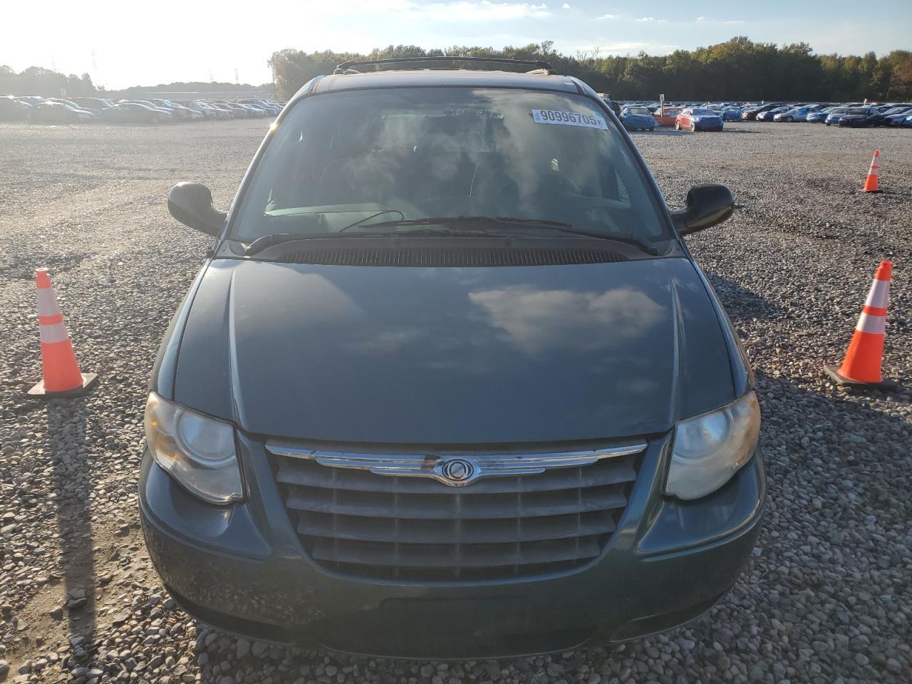 2006 Chrysler Town & Country Touring - Image 5