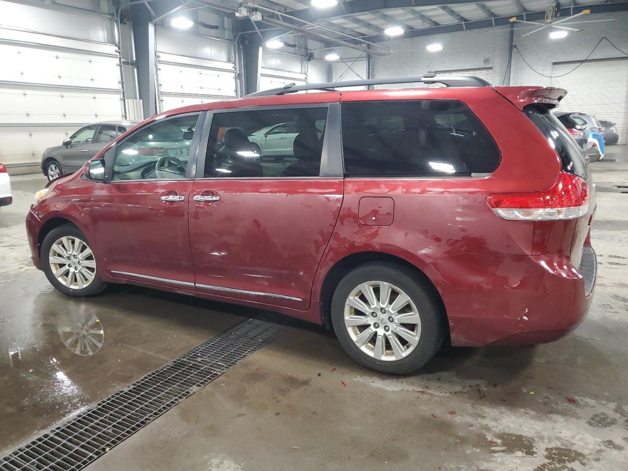 2011 Toyota Sienna Le - Image 2