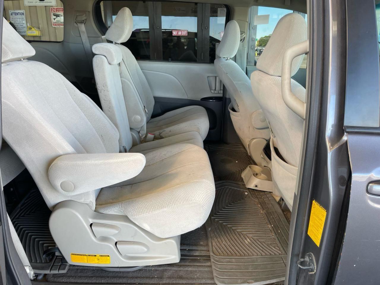 2011 Toyota Sienna Le - Image 5