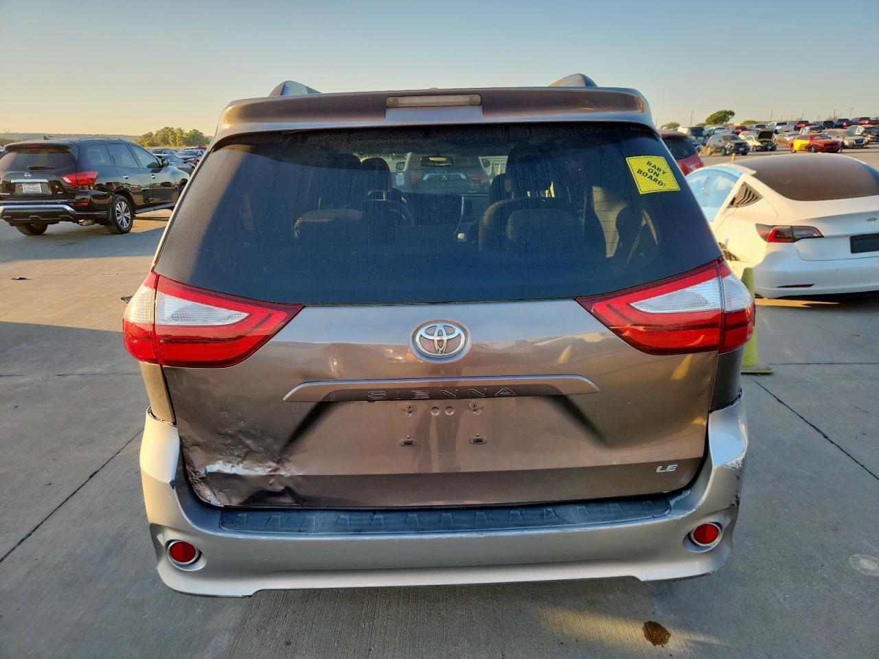 2017 Toyota Sienna Le - Image 6