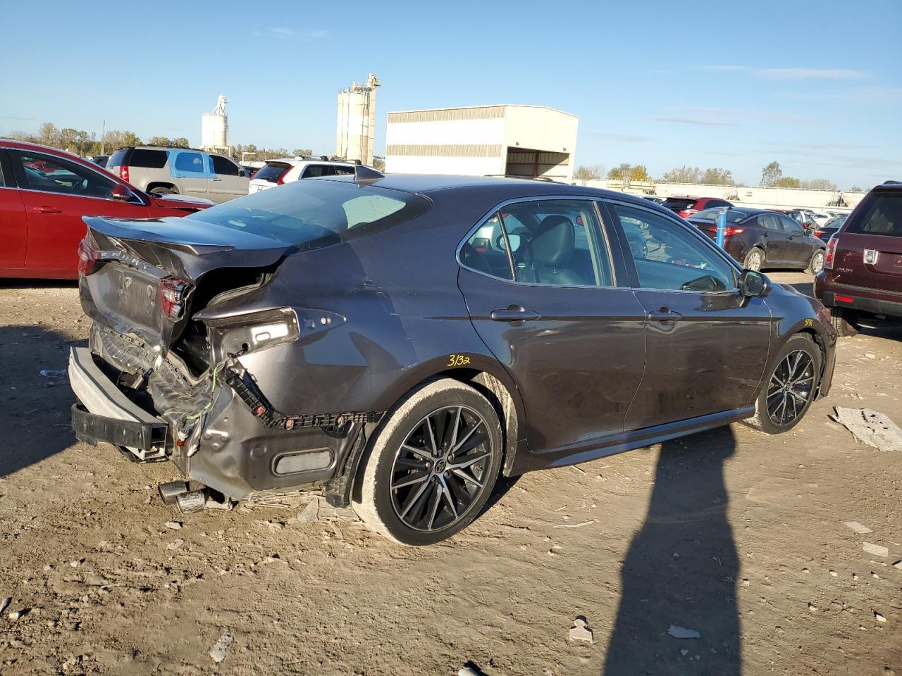 2021 Toyota Camry Se - Фото 3