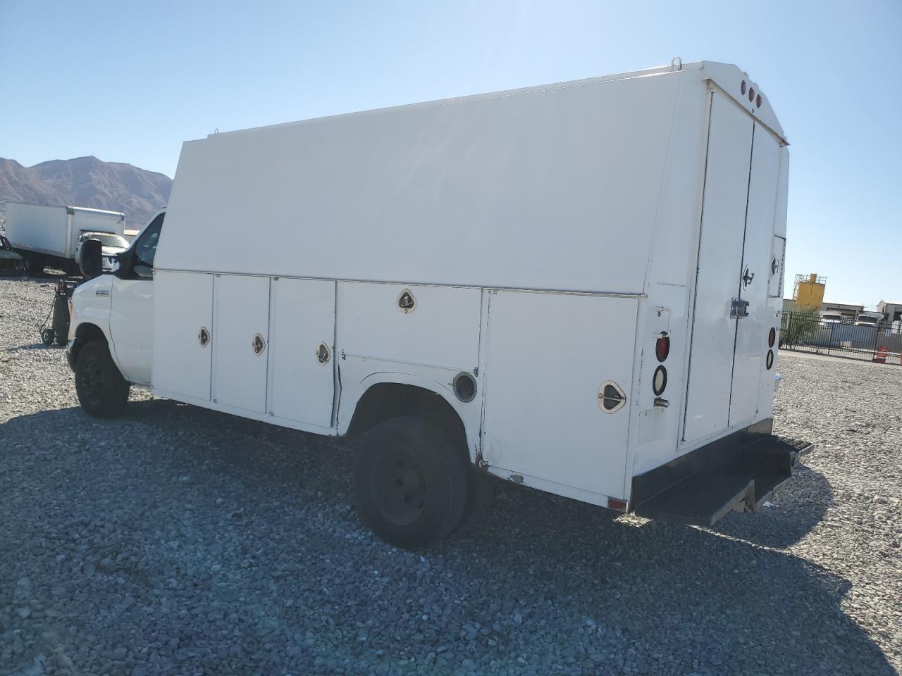 2006 Ford Econoline E450 Super Duty Cutaway Van - Фото 2