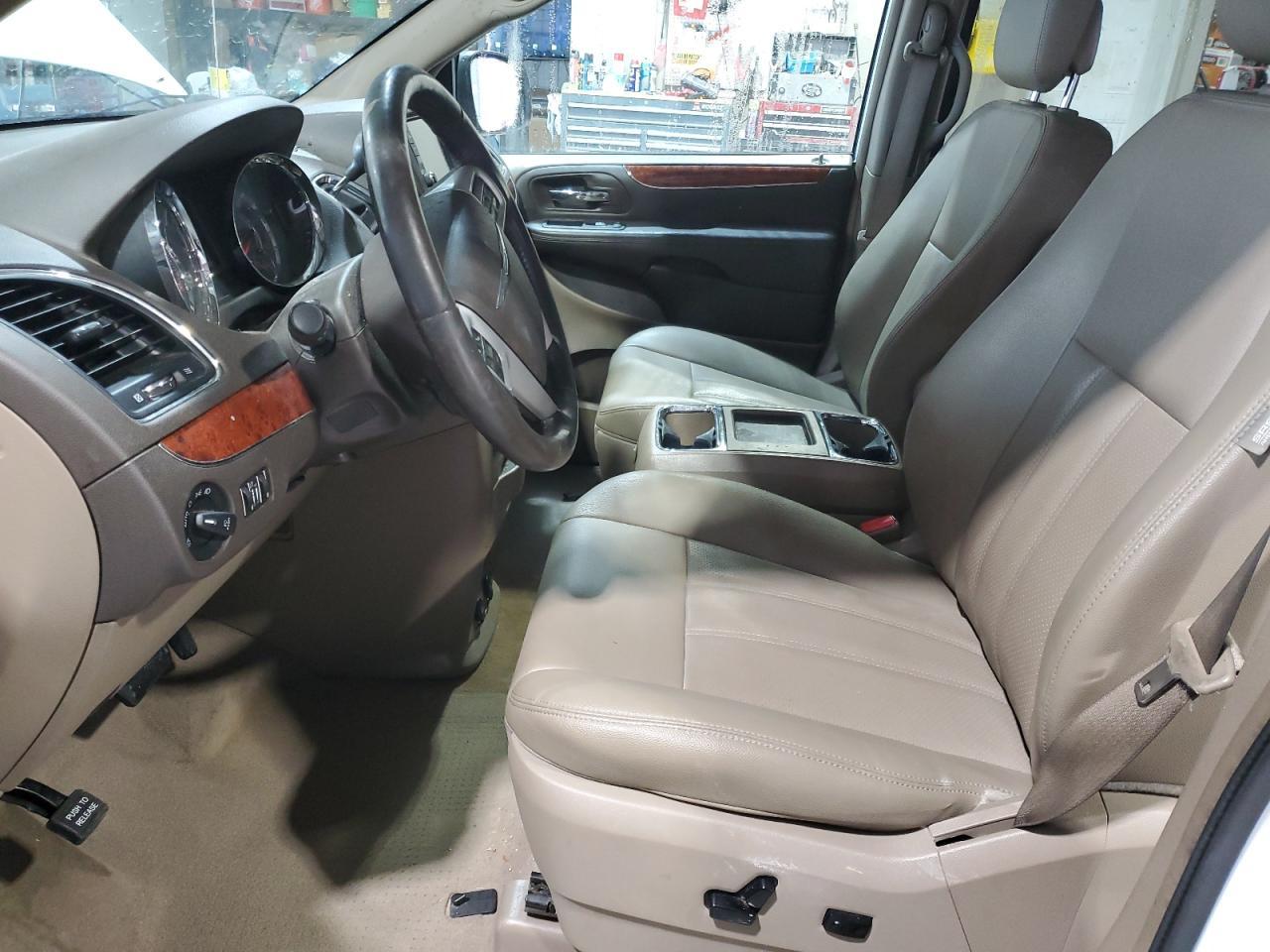 2016 Chrysler Town & Country Touring L - Image 7