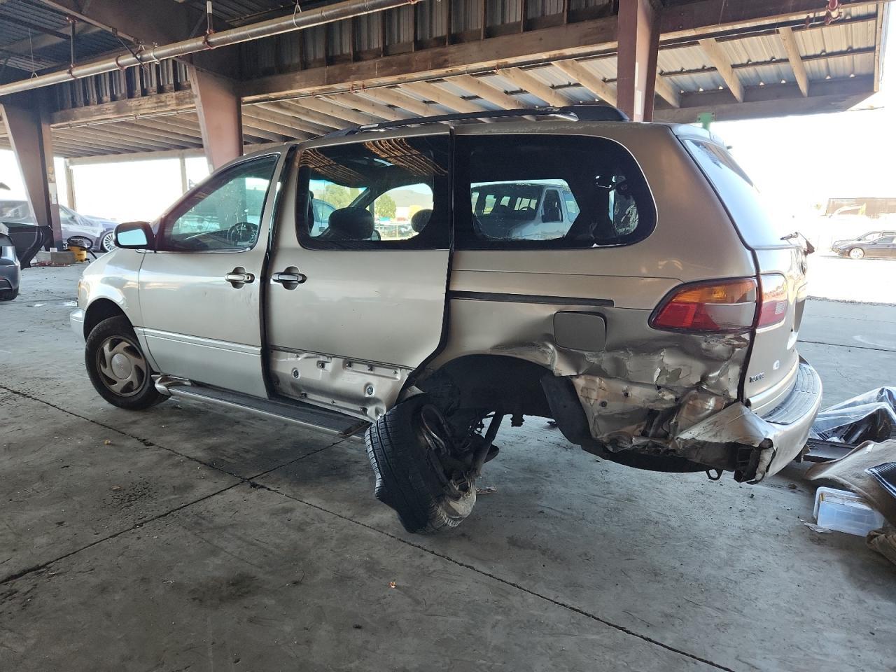 2000 Toyota Sienna Le - Image 2