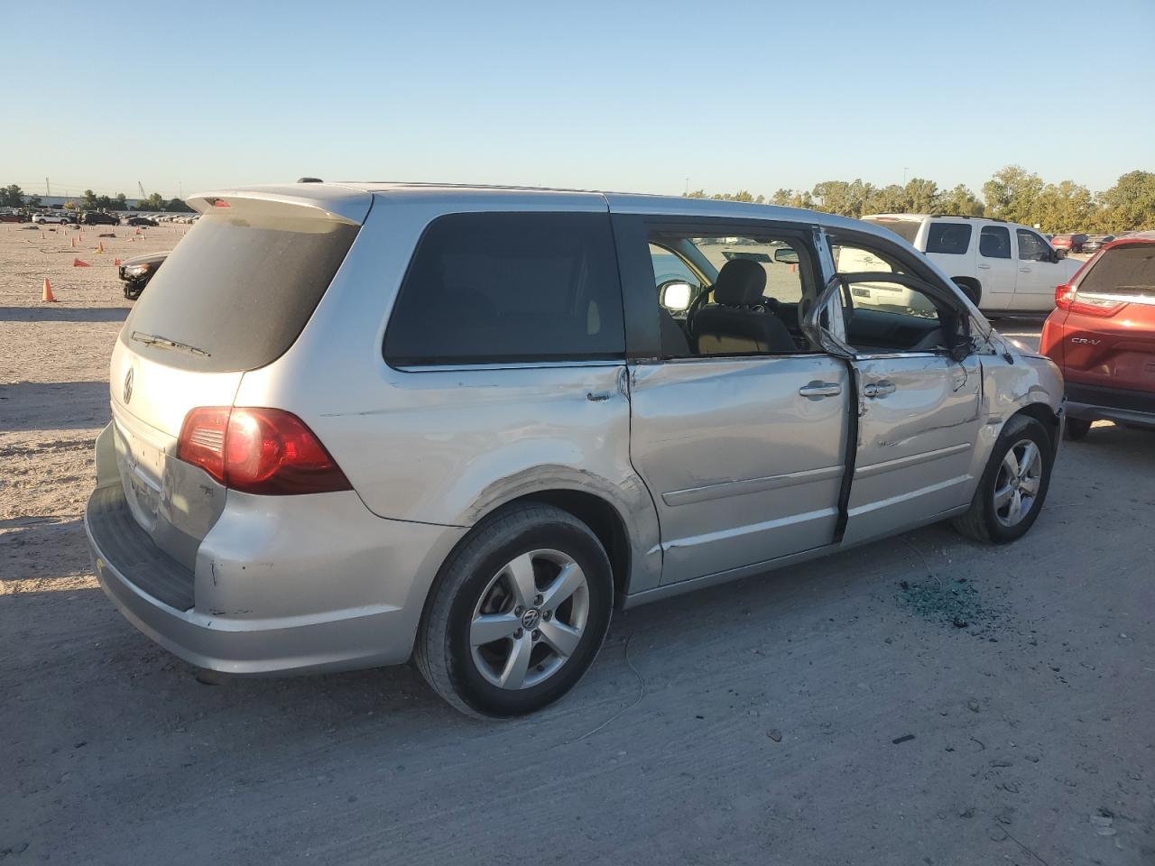 2010 Volkswagen Routan Se - Image 3