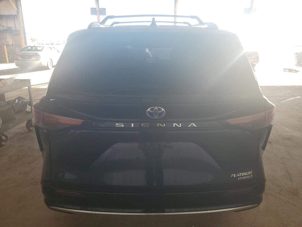 2022 Toyota Sienna Limited - Image 6