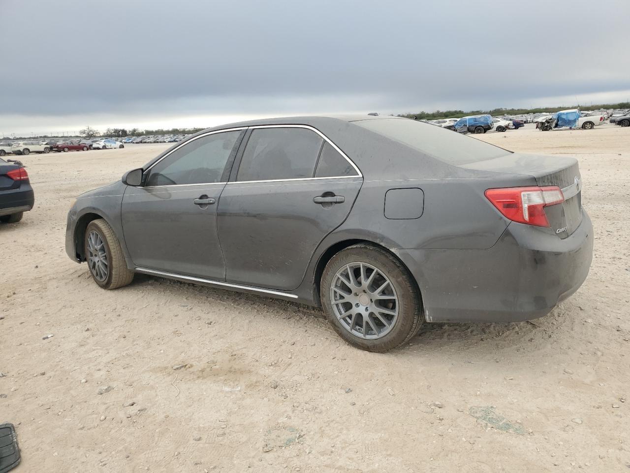 2014 Toyota Camry L - Фото 2