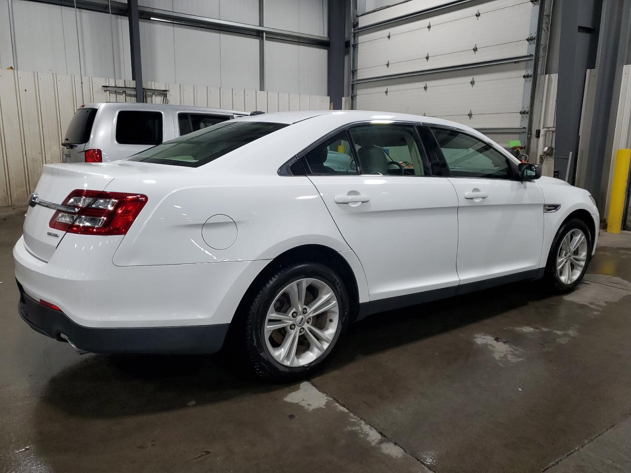 2015 Ford Taurus Se - Фото 3