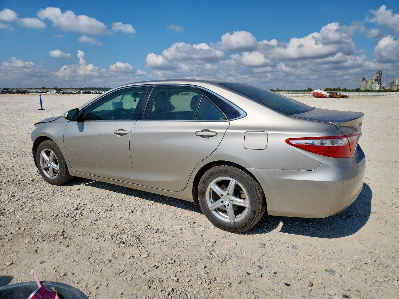 2016 Toyota Camry Le - Фото 2