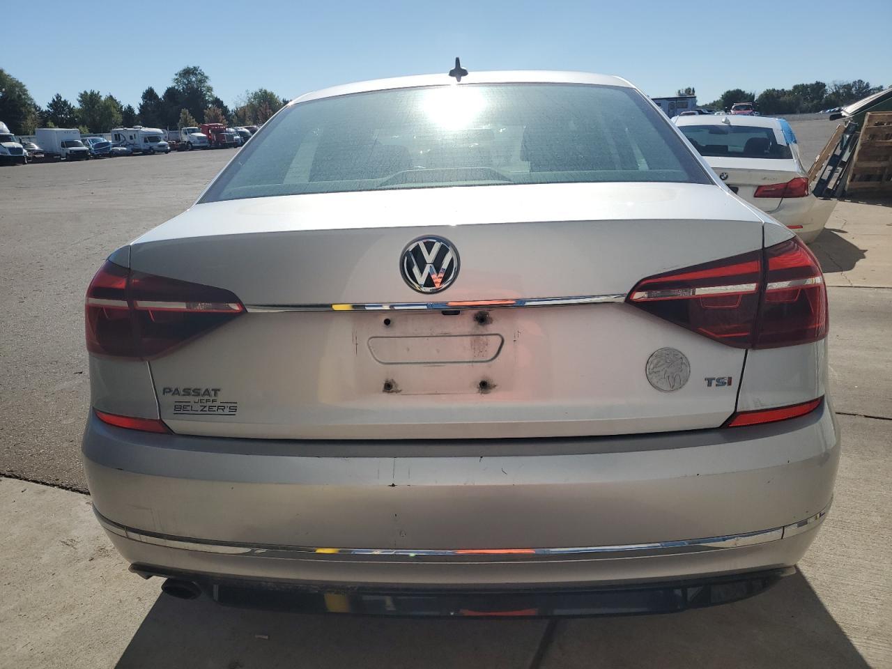 2017 Volkswagen Passat R-Line - Фото 6