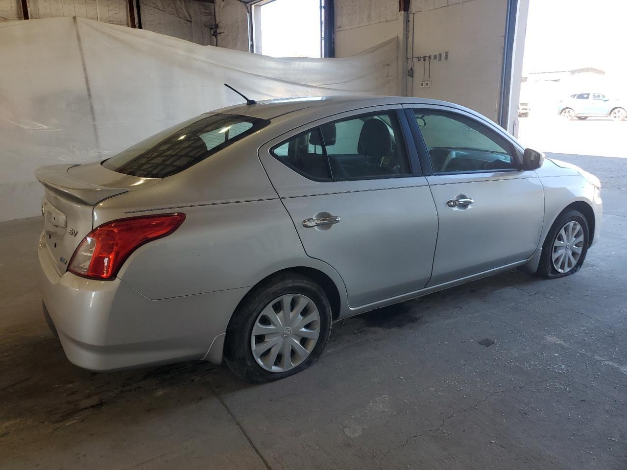 2015 Nissan Versa S - Фото 3