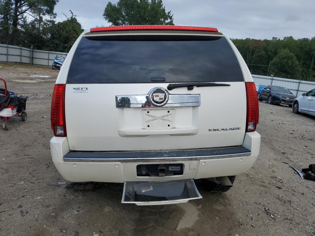 2008 Cadillac Escalade Luxury - Image 6