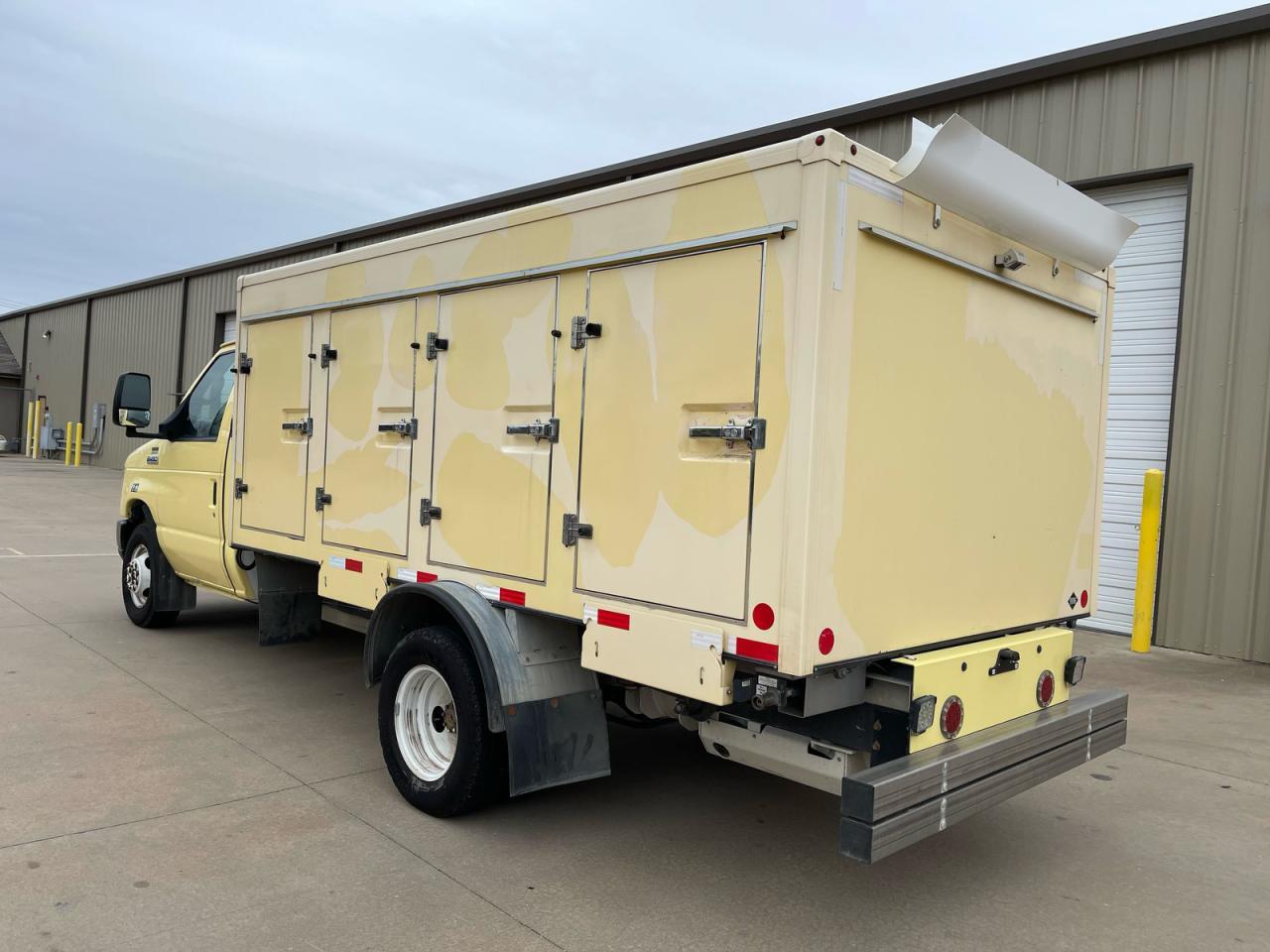 2021 Ford Econoline E450 Super Duty Cutaway Van - Image 3