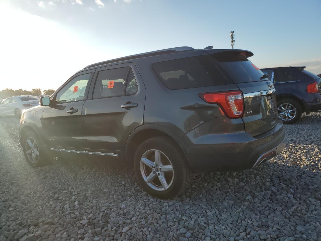 2017 Ford Explorer Xlt - Фото 2