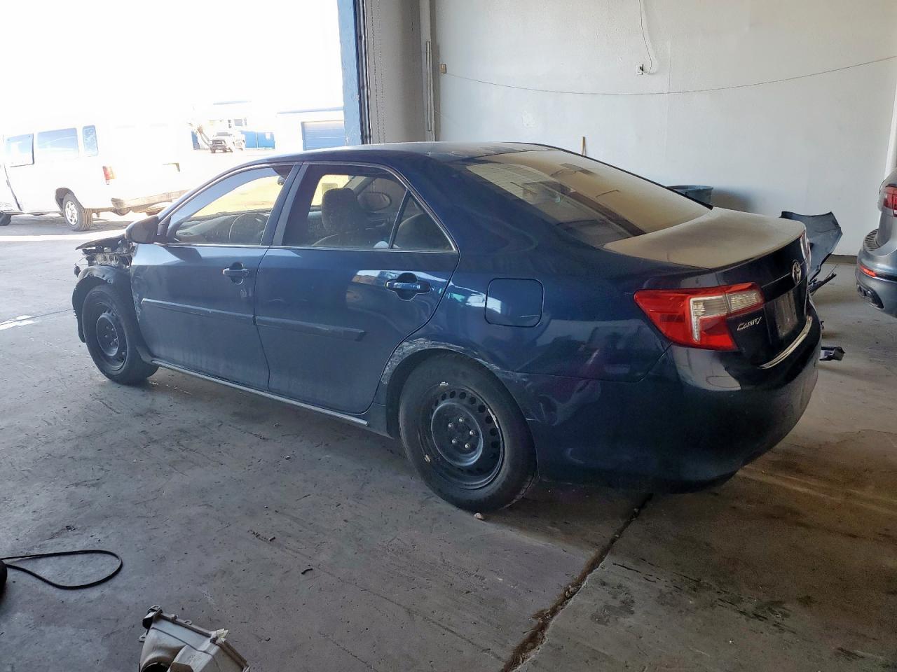 2014 Toyota Camry L - Фото 2