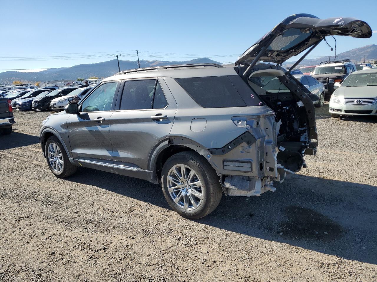 2025 Ford Explorer Active - Image 2